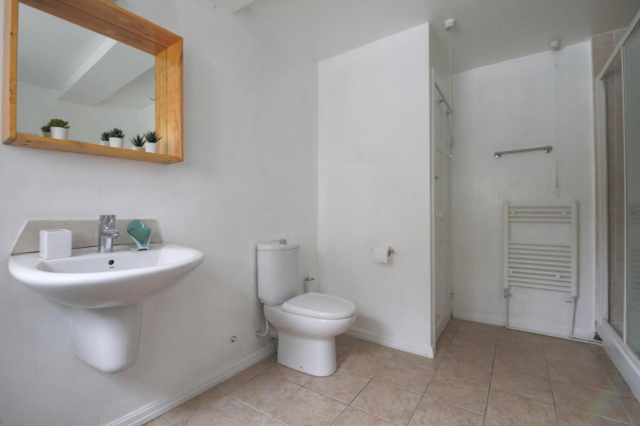 Spacious 4 Bedroom House- Walking Distance To City Centre & Great Backyard Κάρντιφ Εξωτερικό φωτογραφία