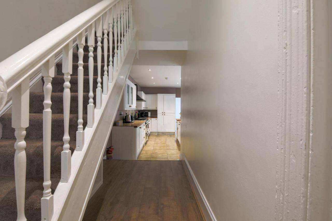 Spacious 4 Bedroom House- Walking Distance To City Centre & Great Backyard Κάρντιφ Εξωτερικό φωτογραφία