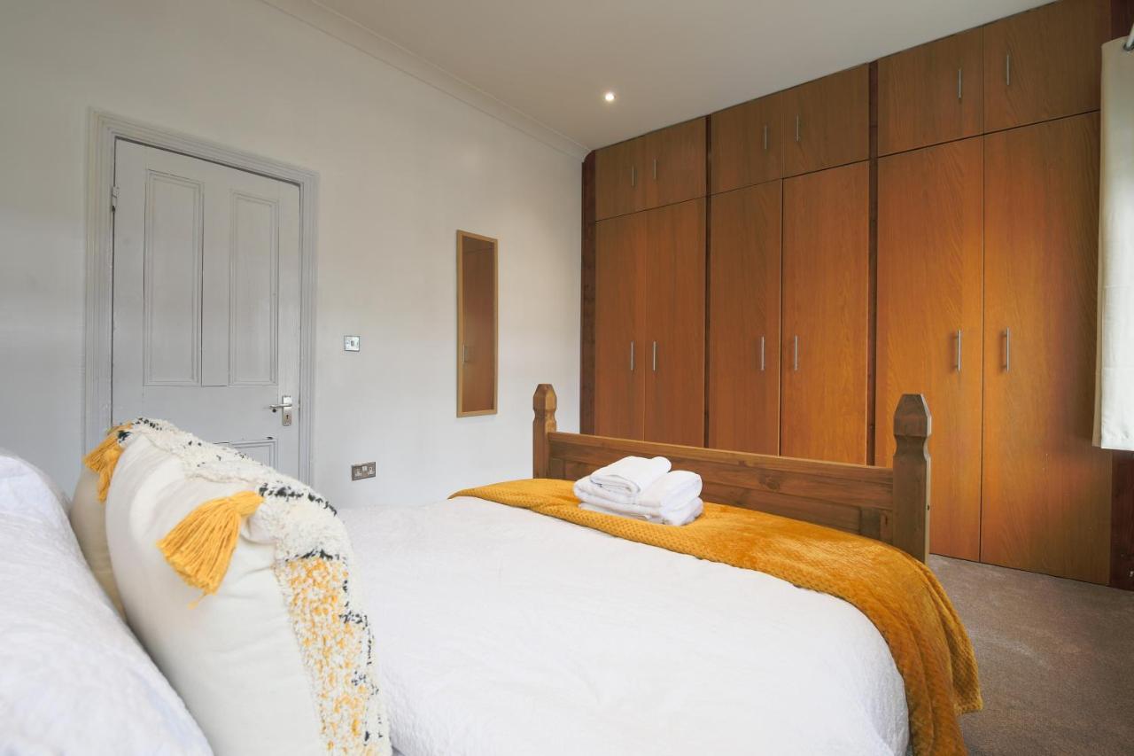 Spacious 4 Bedroom House- Walking Distance To City Centre & Great Backyard Κάρντιφ Εξωτερικό φωτογραφία