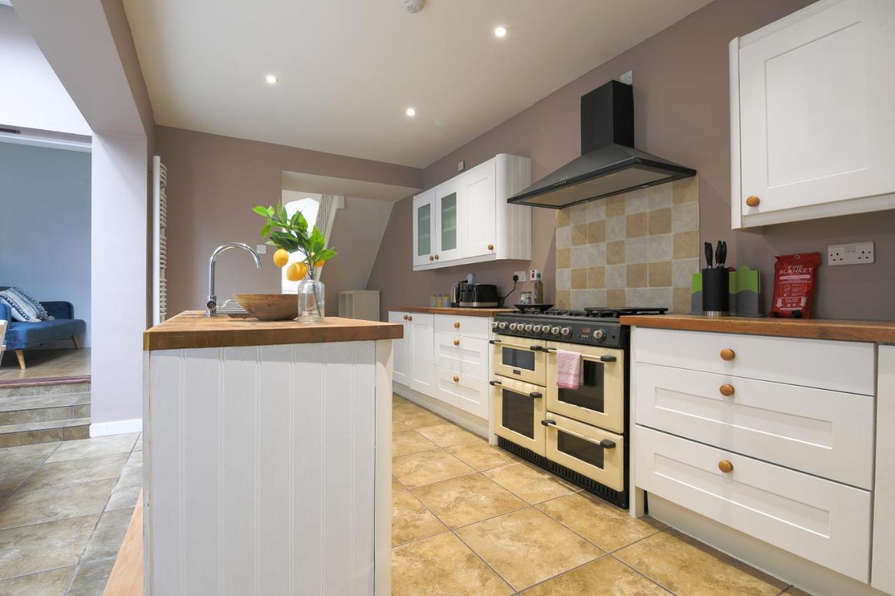 Spacious 4 Bedroom House- Walking Distance To City Centre & Great Backyard Κάρντιφ Εξωτερικό φωτογραφία