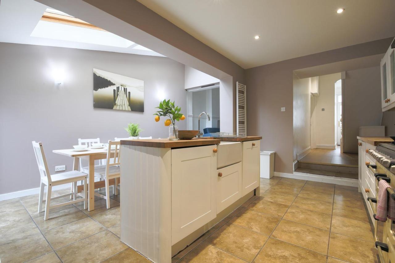 Spacious 4 Bedroom House- Walking Distance To City Centre & Great Backyard Κάρντιφ Εξωτερικό φωτογραφία