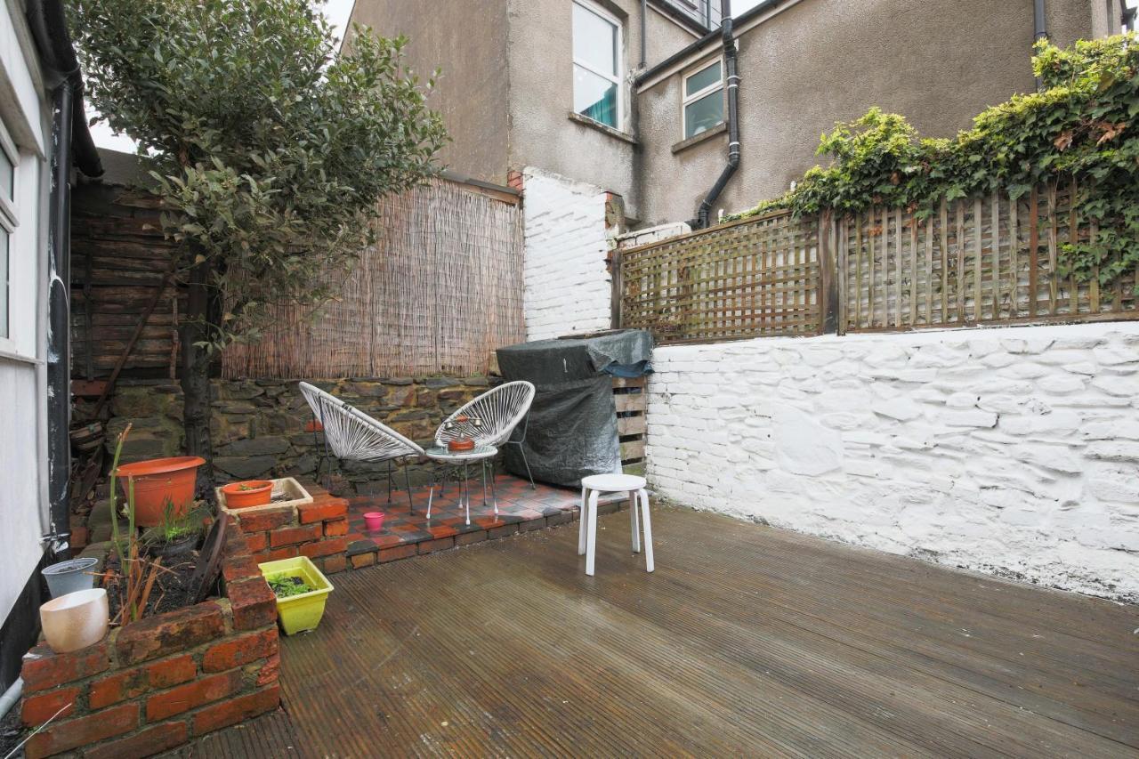 Spacious 4 Bedroom House- Walking Distance To City Centre & Great Backyard Κάρντιφ Εξωτερικό φωτογραφία