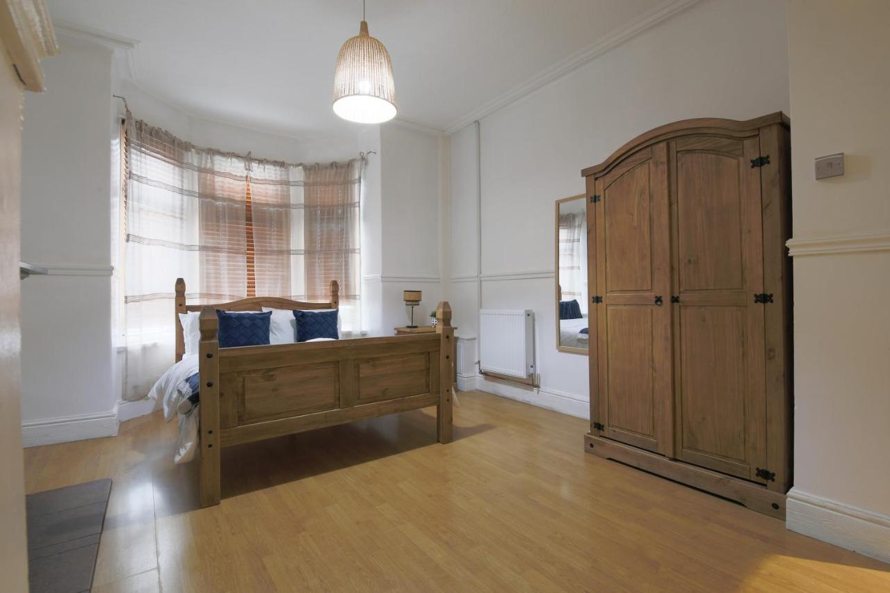 Spacious 4 Bedroom House- Walking Distance To City Centre & Great Backyard Κάρντιφ Εξωτερικό φωτογραφία